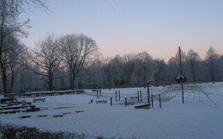 Stadtpark im Winter mit Schnee